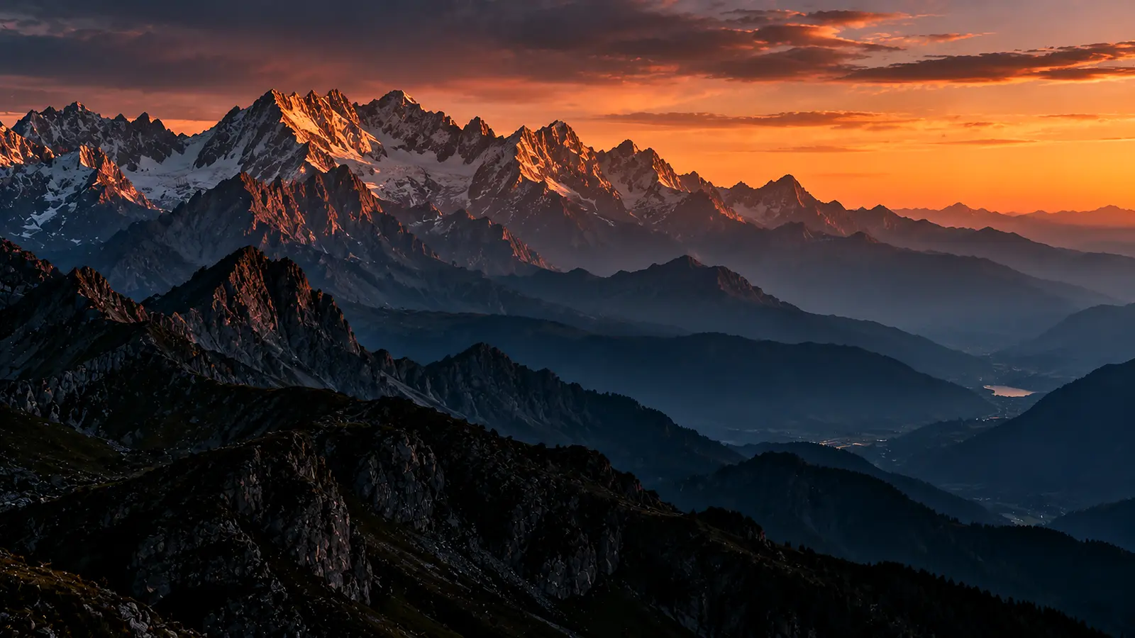 Chaîne de montagnes au crépuscule